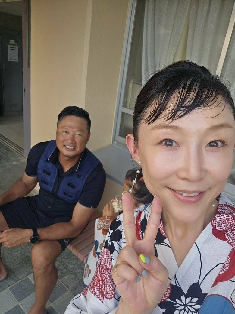 2025年夏の夫婦写真、小原さんの美肌が光る