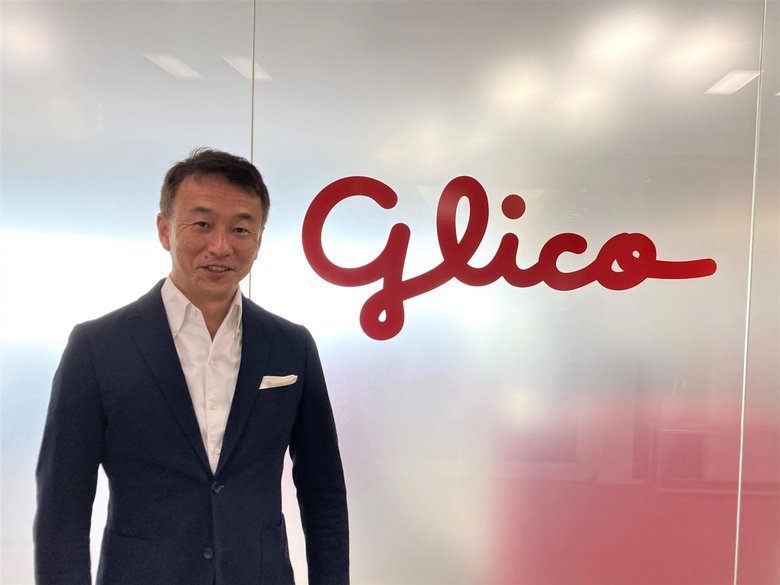 笑顔で話す小林さん