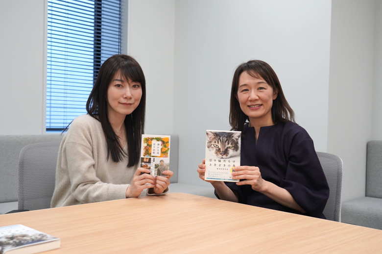 お互いの本を手にニッコリ