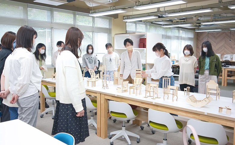 奈良女子大学工学部の授業風景　レザーカッターを使って椅子のデザインと制作をしているところ