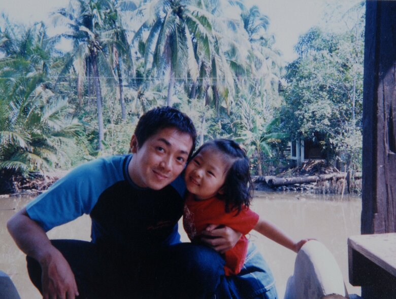 長女のえみるさんが3歳の頃、家族で訪れたタイで父と娘の仲睦まじいショット
