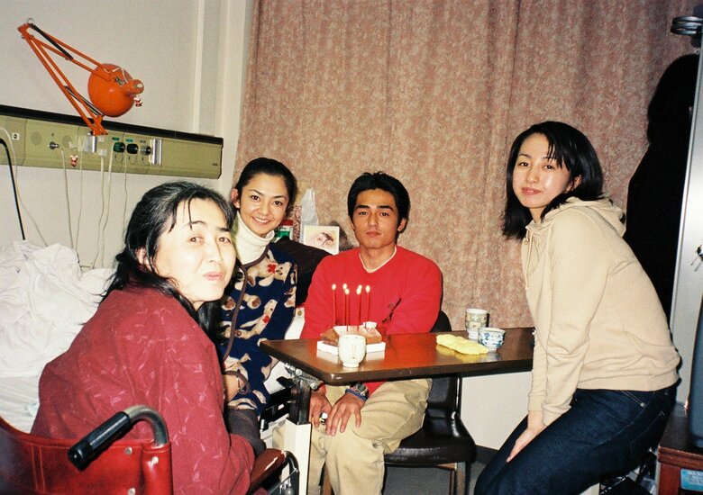 入院中のお母さんの病室を訪れた町さんきょうだい