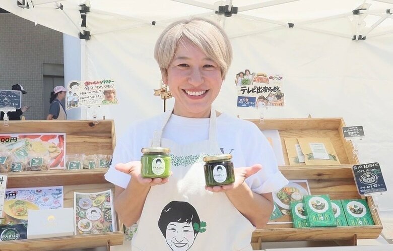 パクチー栽培のほか、パクチーペーストなど加工品の製造・販売も手がける立川あゆみさん