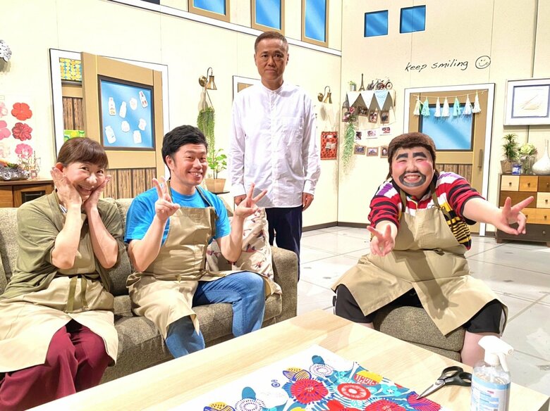 男性役も似合う酒井さんの元気いっぱいのピース姿