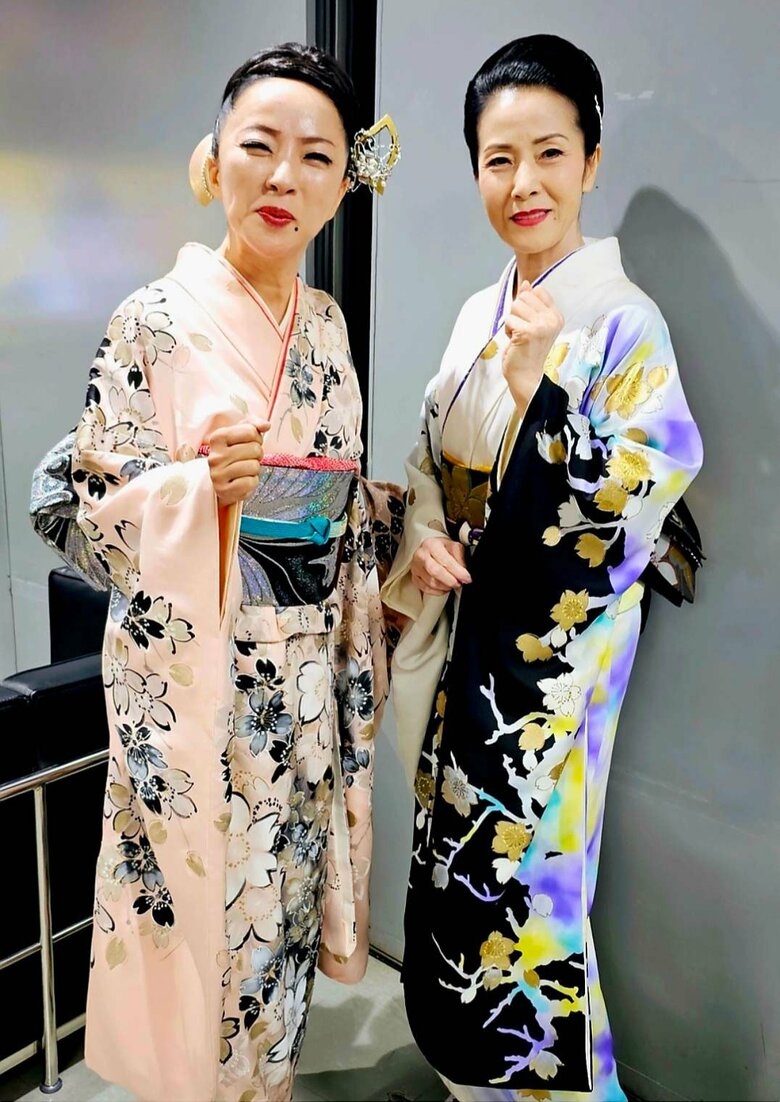 坂本冬休みさん（左）、坂本冬美さん（右）と共に