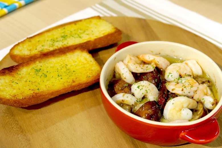 ▲すばやきで調理したガーリックトーストとアヒージョ
シロカのサイトでは、すばやきを使ったレシピも紹介されている