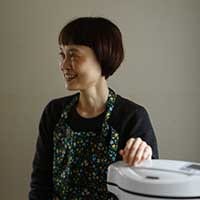 料理家 出版社勤務後、料理研究家のアシスタントを経て独立。毎日を彩る身近な料理はもちろん、特別な日に食べたいごちそう 料理や、お菓子、パン、ジャムなど、多岐にわたる幅広い知 識への信頼も厚い。雑誌、書籍、テレビなどで活躍し、提案する料理は、いつもの食材や調味料でセンスよく、おいしく仕上がると人気を博す。新著『暮らしが変わる！家に帰ってスグおいしいホットクックごはん』（主婦と生活社刊）。