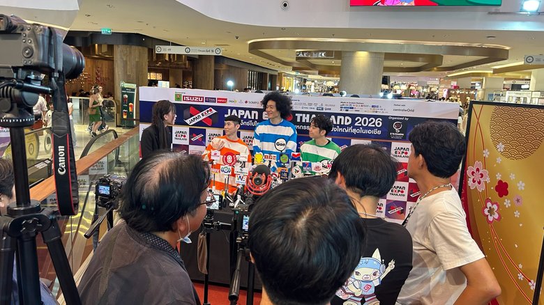 2026年タイで開催された「JAPAN EXPO THAILAND 2026」に出演しメディアに囲まれる3人