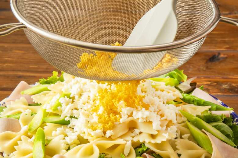 器に①、②を盛り、③をかける。黄身をザルでこしながら上にかけ、粉チーズをふる。