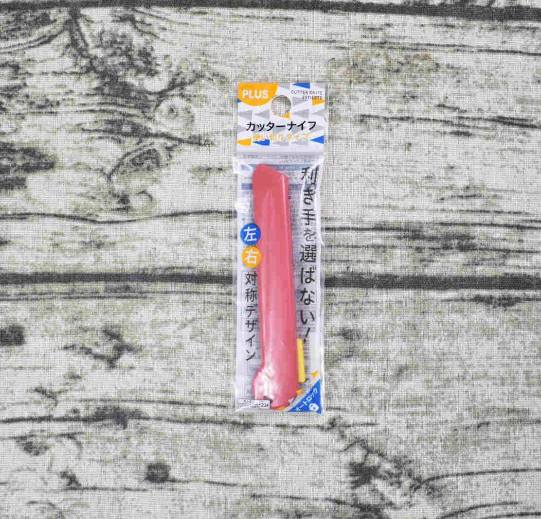 左利き でも使い心地抜群の カッターナイフ 使い切りタイプ ダイソー Chanto Web 左利き でも使い心地抜群の カッターナイフ 使い切りタイプ ダイソー Chanto Web