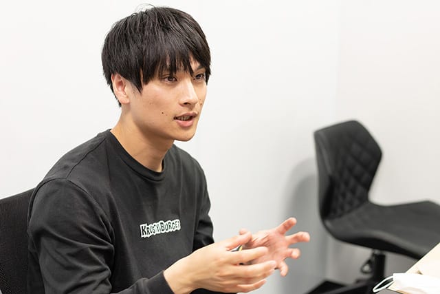 取材に答える朝山さん