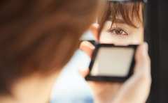 目元のクマ隠しに効くコンシーラーの色はベージュじゃない