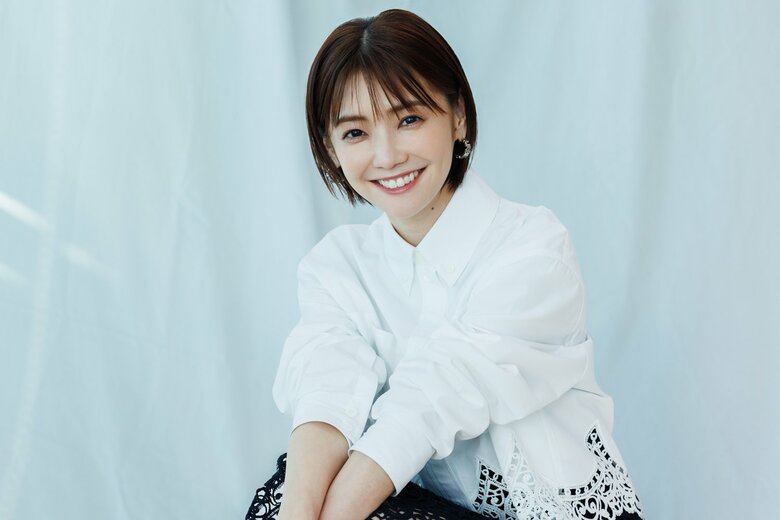 真っ白なシャツがよく似合う！終始明るい笑顔を見せてくれた倉科さん