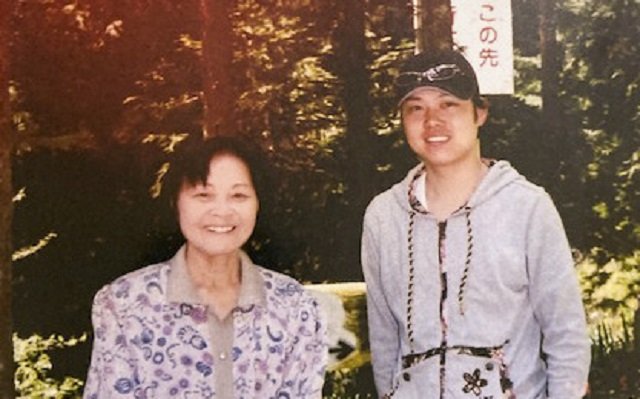 祖母と笑顔の三山さん