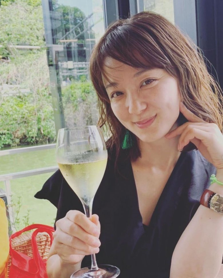 気分転換にワインをたしなむ中越さん