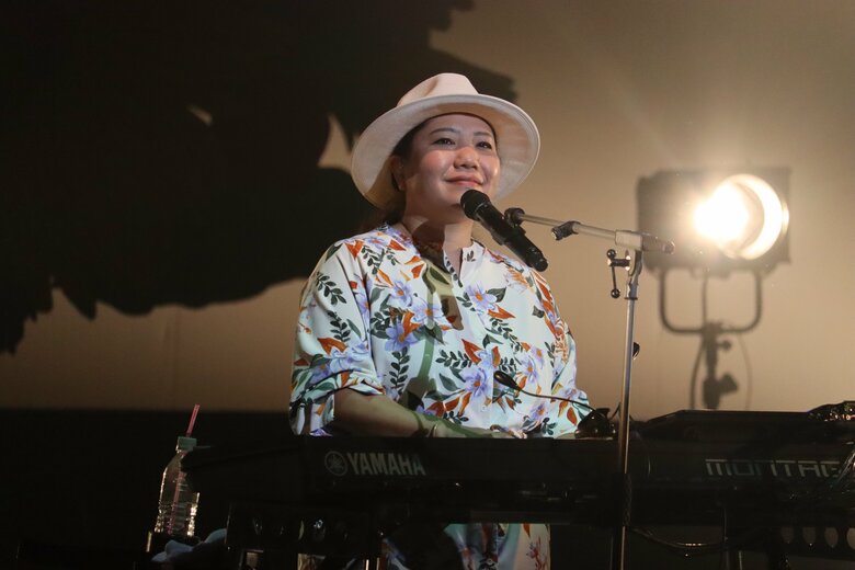 キーボードを弾きながら歌う仲宗根泉さん