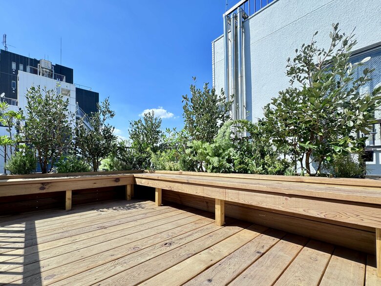 屋上には見晴らしがいいデッキも作られている