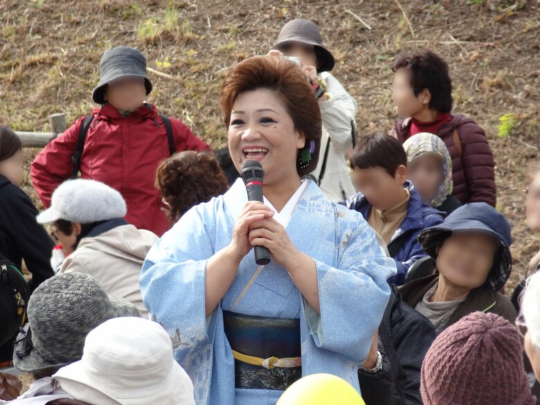 お客さんとのふれあいに笑顔がこぼれる