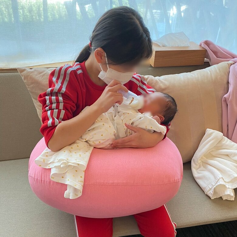 「かわいいが大渋滞」赤ちゃんにミルクをあげるAKINAさんの長女