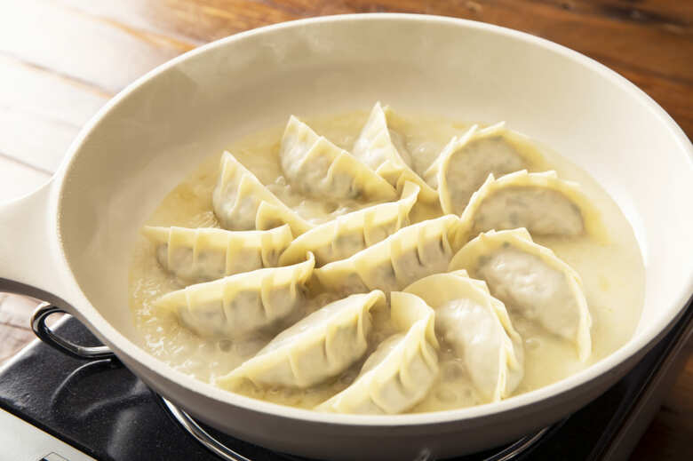 フライパンにごま油大さじ1を入れて中火で熱し、③の半量を円形に並べる。うっすらと焼き色がついてきたら④の半量を入れて蓋をし、7〜8分ほど蒸し焼きにする。蓋をあけてまだ水分が残っているようなら水分を飛ばす。ふちが剥がれてきたらごま油大さじ1/2を鍋肌から回し入れて、ふちがカリっとしてきたら火を止め、器に盛る。これをもう一つ作る。