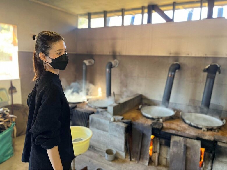 塩の質を重視する青山さん。国内外問わず延べ400か所以上の製塩所を訪れているという