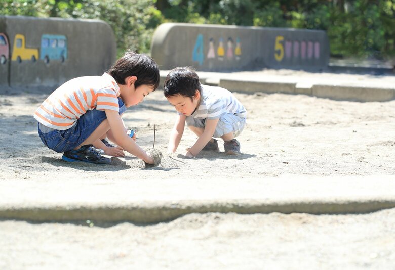 砂場で遊ぶ子どもたち