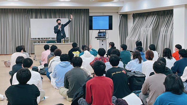 NSCの最終授業で涙活の講義をする橋本さん