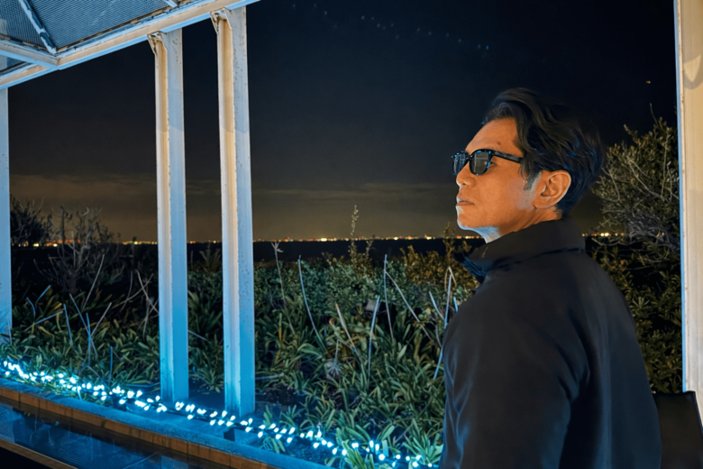 夜景をバックに プライベートもかっこいい的場浩司さん