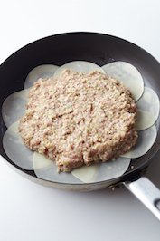 皮の外側を2〜3cmほど残して、②の肉だねを均等に広げる。