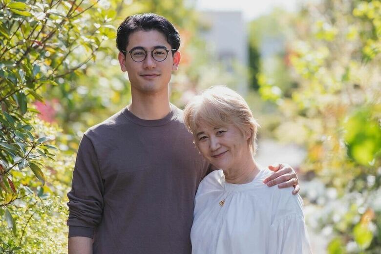 とてもおしゃれなお母さんとのツーショット（写真提供／本人）