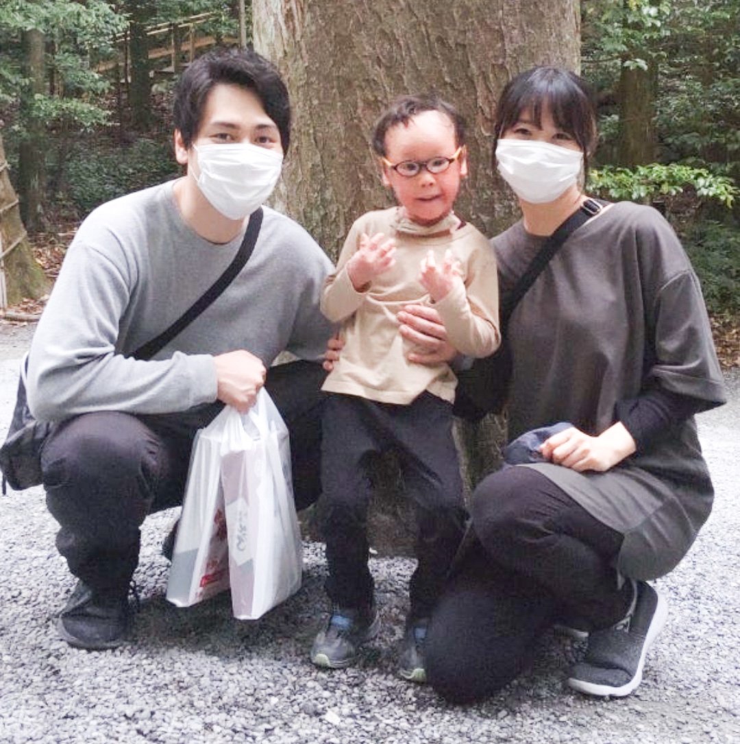 父・濵口陽平さん、母・結衣さんと笑顔の濵口賀久くん
