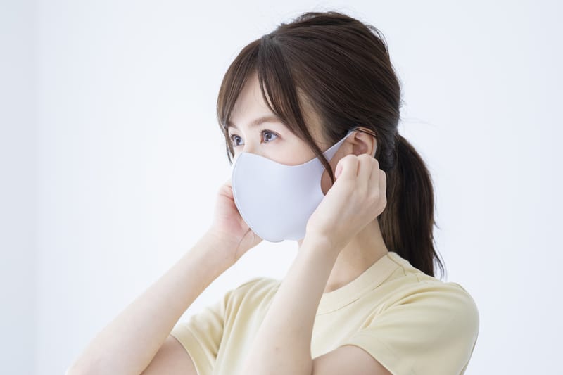 マスクをする女性
