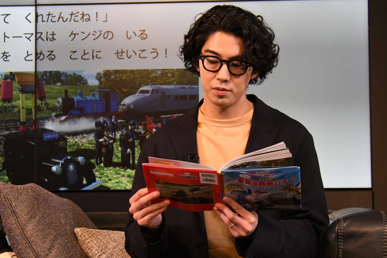 劇場版最新作『映画 きかんしゃトーマス おいでよ!未来の発明ショー!』出演の賀来賢人