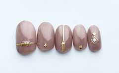 100均のネイルシールで仕上げる「かちっとエレガントネイル」