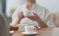 パーソナルスペースが狭い人にモヤる…傷付けずに距離を取るには？