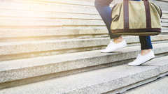 “第二の心臓”とも呼ばれる足を守ろう！仕事に履いていけるスニーカー選びのコツとは？