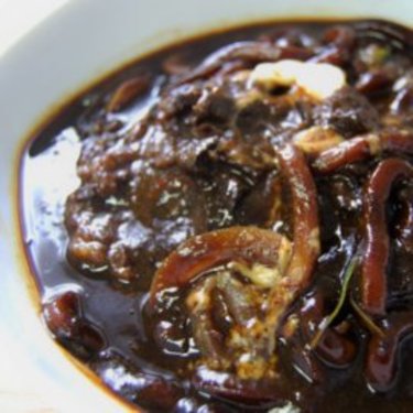 2度見するほど“どす黒い”！セブンの「黒カレーうどん」にブーム到来を感じずにはいられない