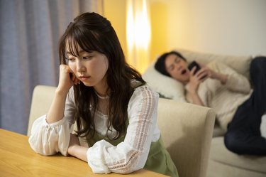 「心配事を話してもスマホ片手に生返事」夫の子育て態度が納得できない【心理士に聞く】