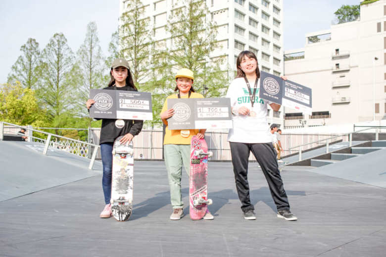 東京五輪のスケートボード女子ストリートで、日本人最年少金メダリストとなった西矢椛選手（中央） と、銅メダルの中山楓奈選手（左）。2019年の「FISE」にて。