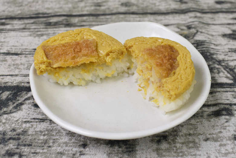 セブンイレブンの人気おにぎり「おむすびどんぶり 特製かつ丼」のアップ画像