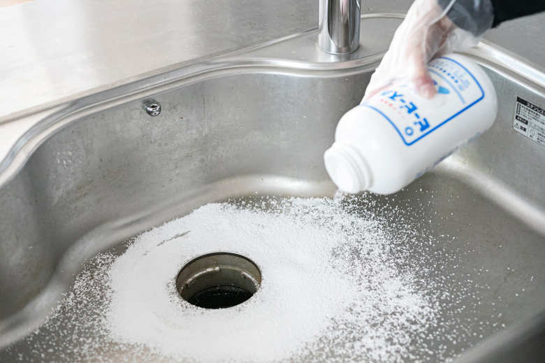 キッチンのシンクにピーピースルーFを撒く