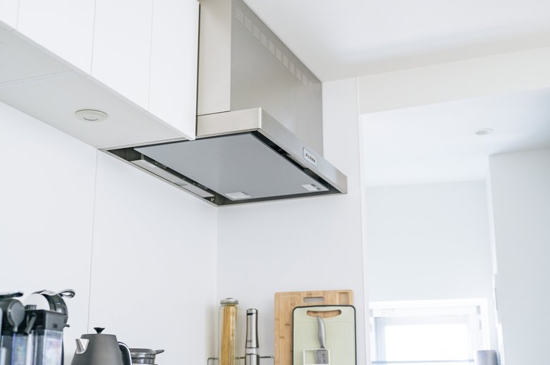 換気扇を回して室内の空気を循環させているイメージ