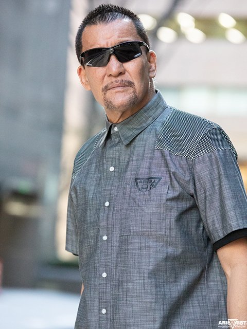 自身のアパレルブランド「アリストトリスト」の衣装を着て