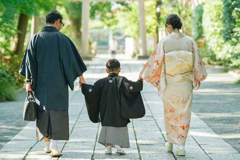 七五三にて子どもの健やかな成長を祈った夫妻