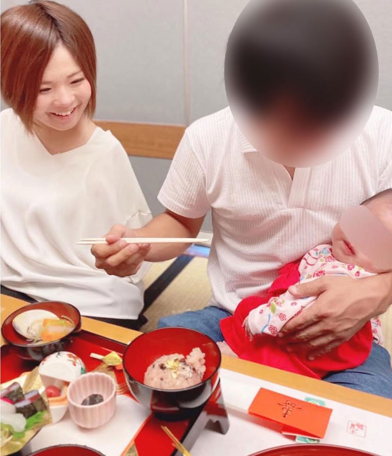 娘のお初食いで笑顔がこぼれる