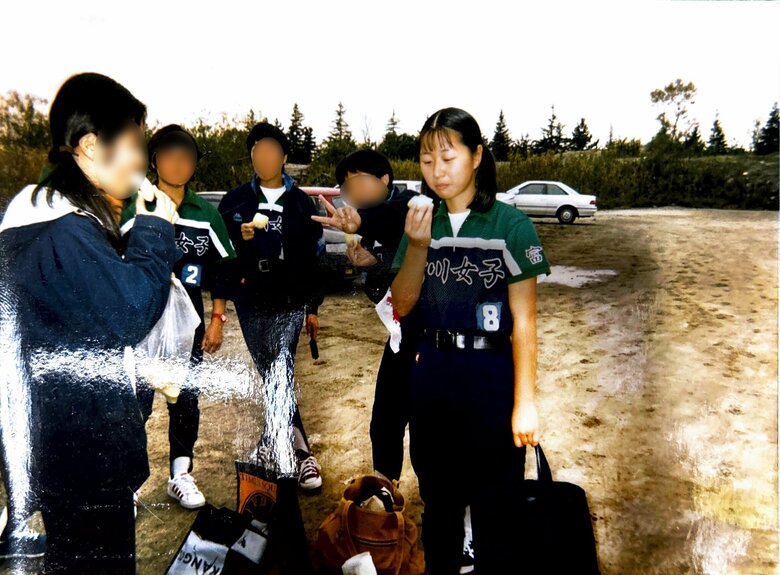 高校時代。ソフトボール部のメンバーと