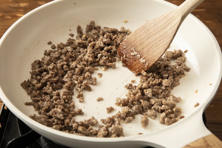 フライパンにごま油とにんにくを入れて中火で熱し、にんにくの香りがたってきたらひき肉を入れて炒める。全体の色が変わったらＡを加えて2〜3分炒め、水分がなくなってきたらにらを加えてさらに炒める。にらの色が鮮やかになったら火を止めてあら熱をとる。