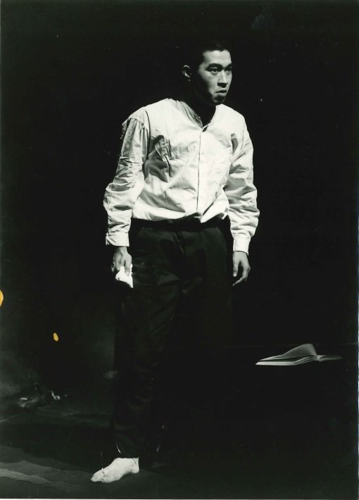 青年座研究所実習科時代「グスコーブドリの伝記」で宮沢賢治役を演じた23歳頃のチョーさん