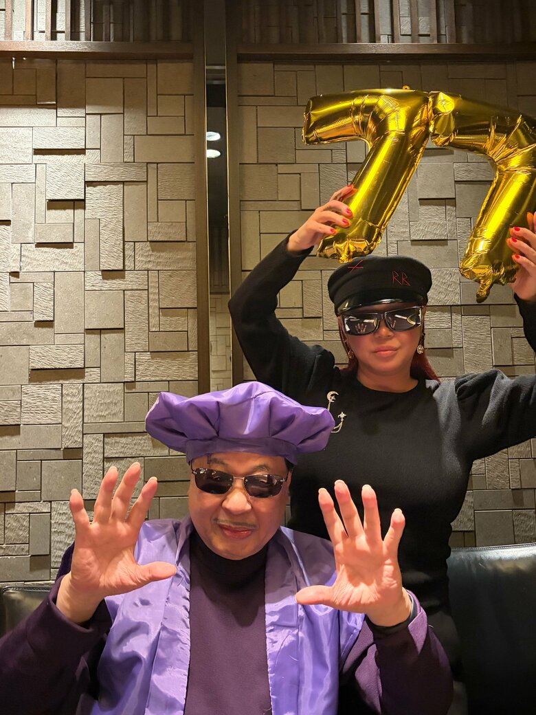 喜寿のお祝いでLUNAさんとハンドパワーのポーズ