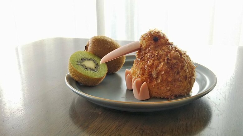 かつお節で毛並み、ソーセージで口ばしや足を表現した「キーウィ」